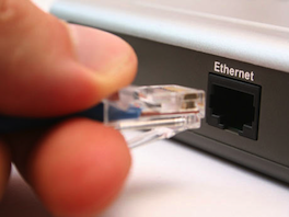 portatil y cable ethernet